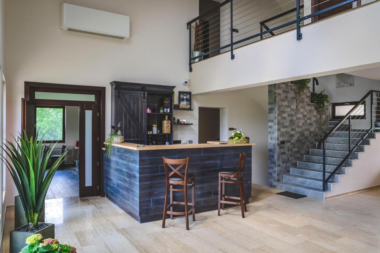 Dominium Pinceszet Es Panzio Bed & Breakfast Gyöngyös Екстериор снимка