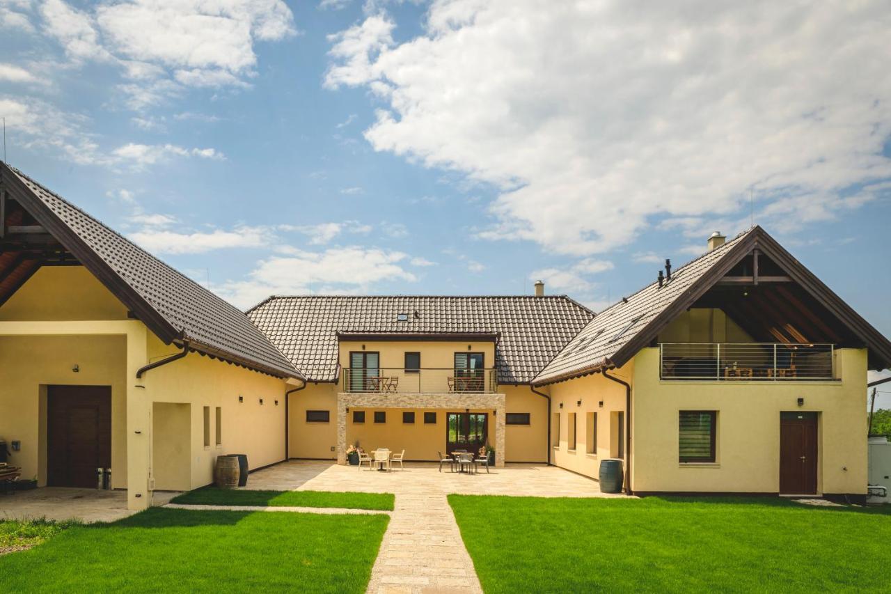 Dominium Pinceszet Es Panzio Bed & Breakfast Gyöngyös Екстериор снимка