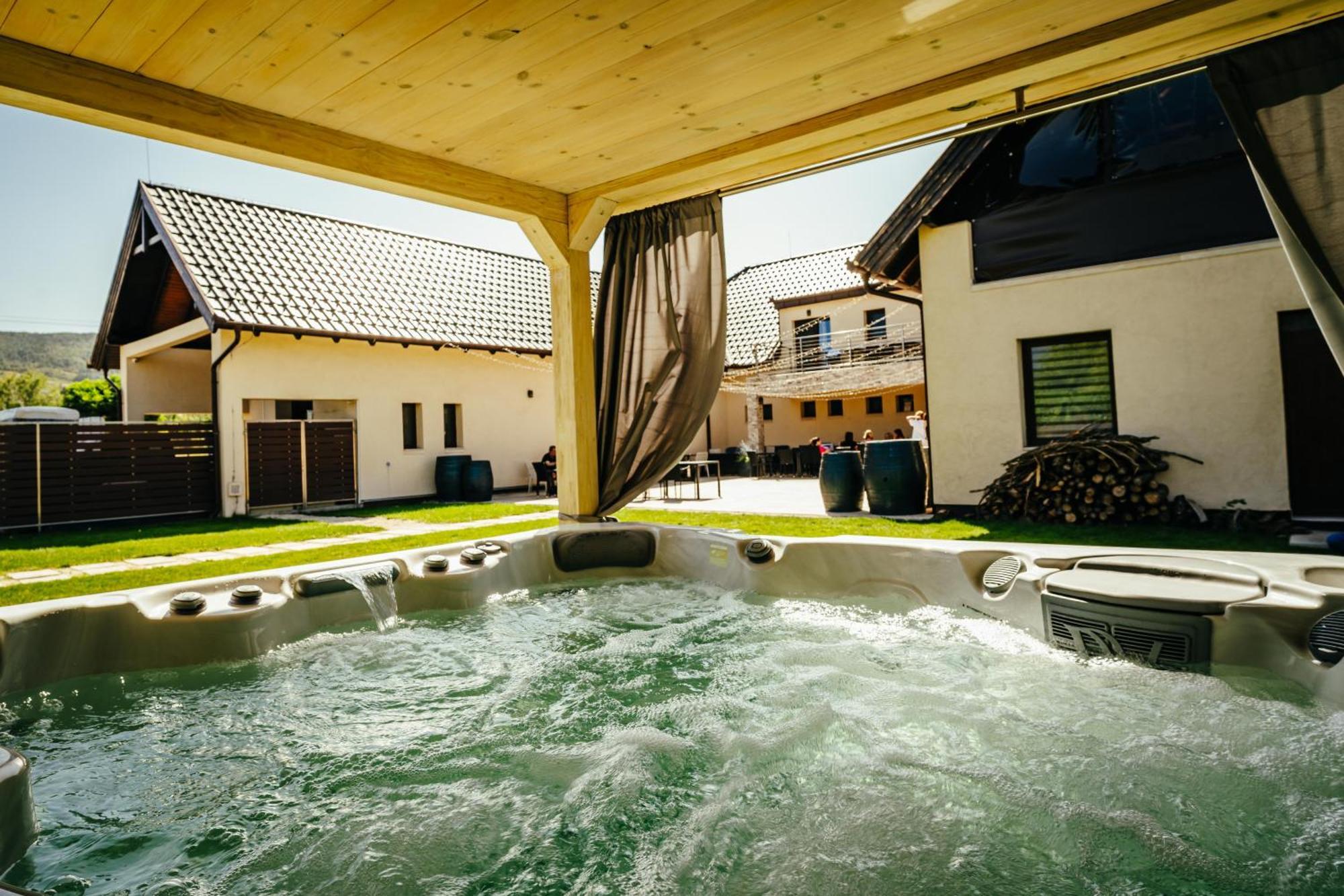 Dominium Pinceszet Es Panzio Bed & Breakfast Gyöngyös Екстериор снимка